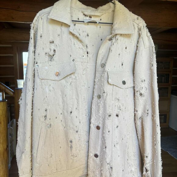 VIAVIA Denim Jacket - The Relaxed Trucker in Cairo Destruct - Picture 3 of 9